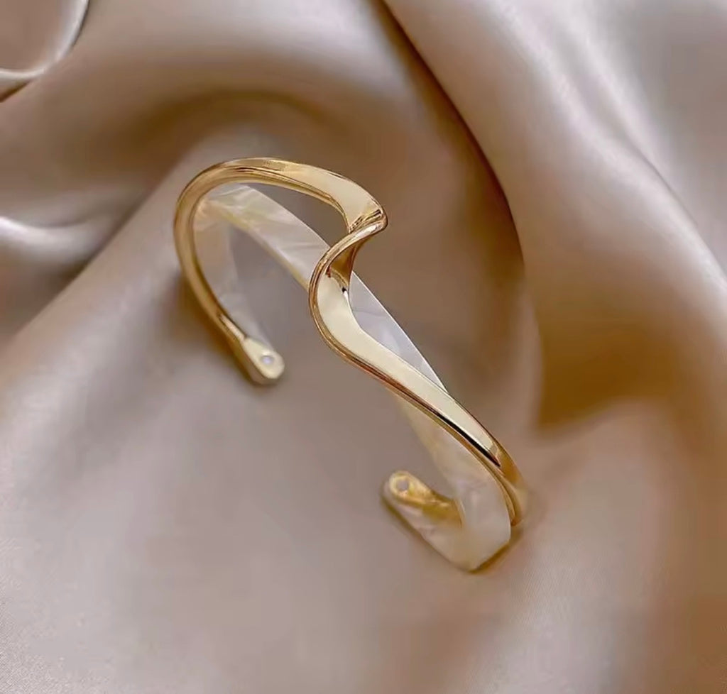 White Shell Twisted Cross Bracelet