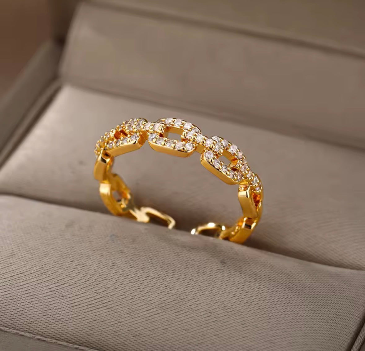 Zircon Twist Chain Ring