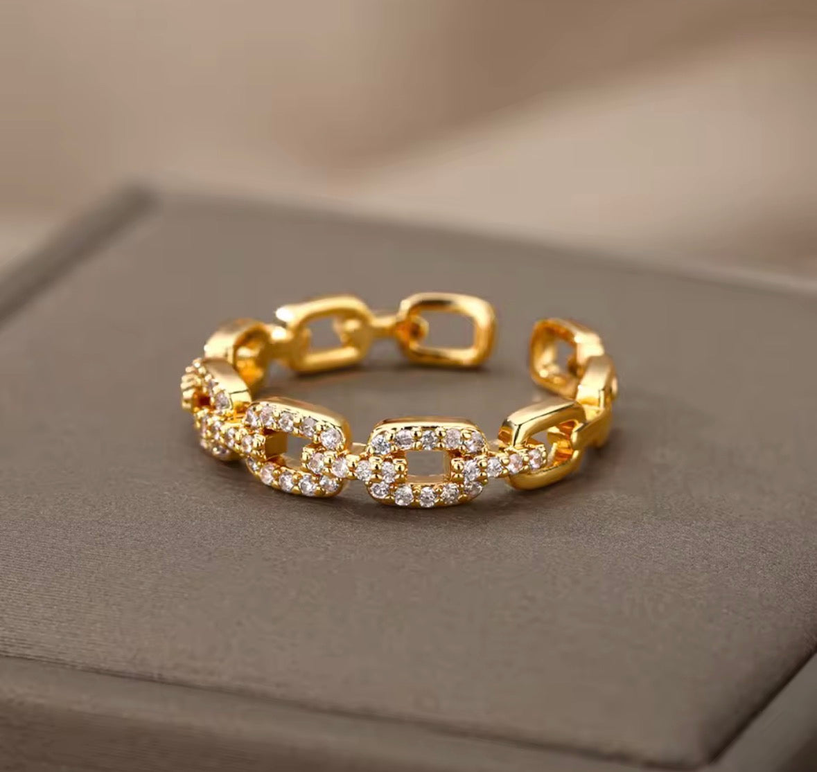 Zircon Twist Chain Ring