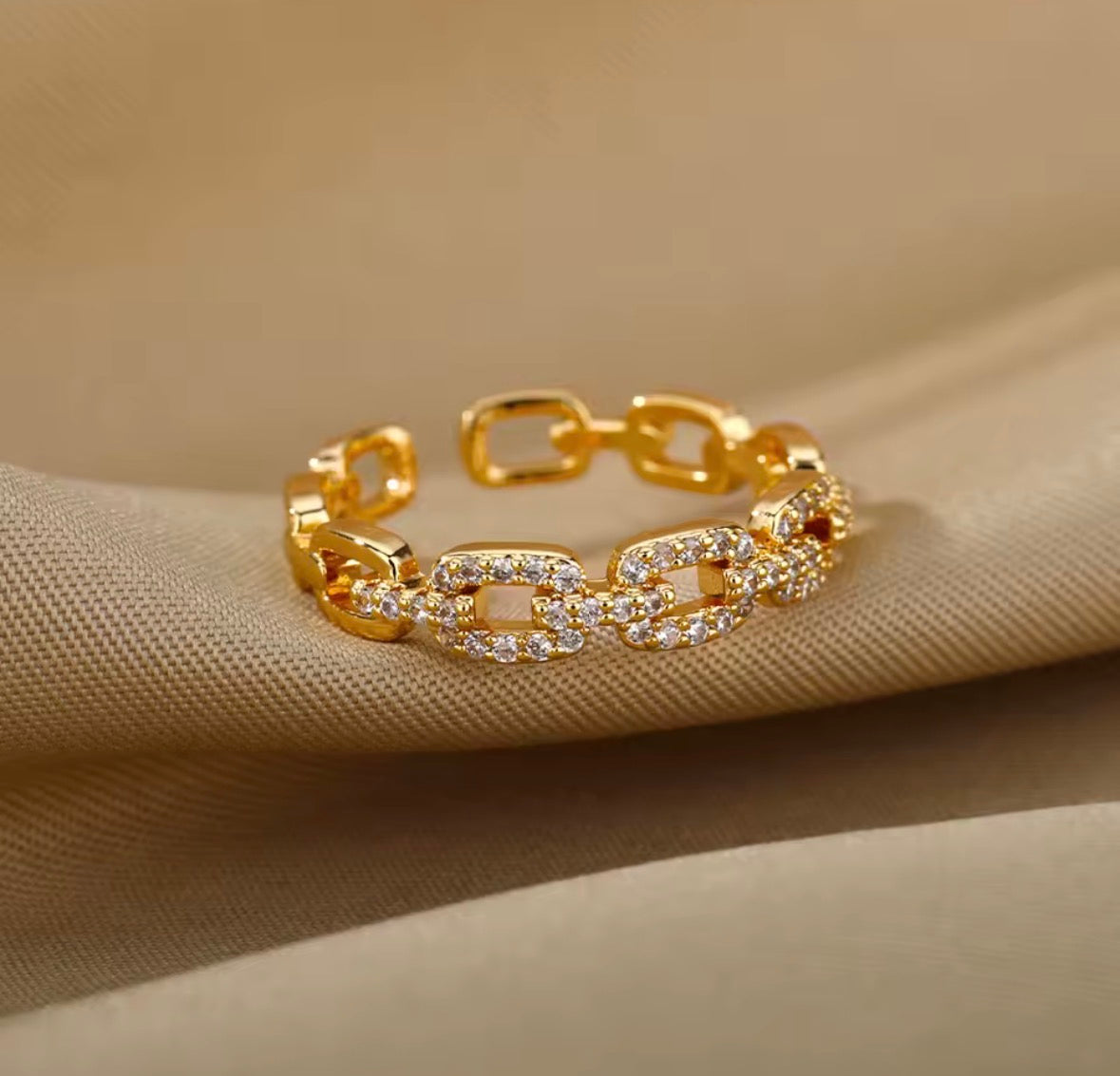 Zircon Twist Chain Ring