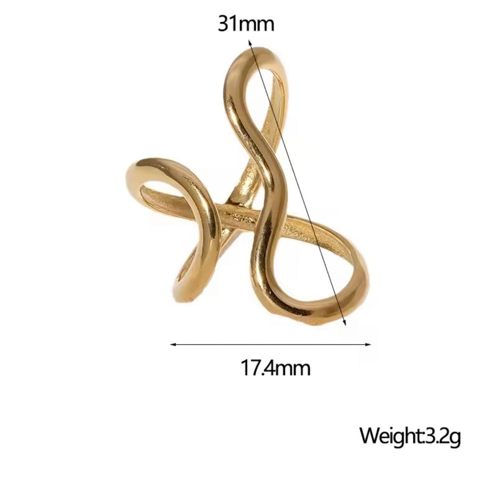 The Vaela Ring: Gold ring with measurements on a white background