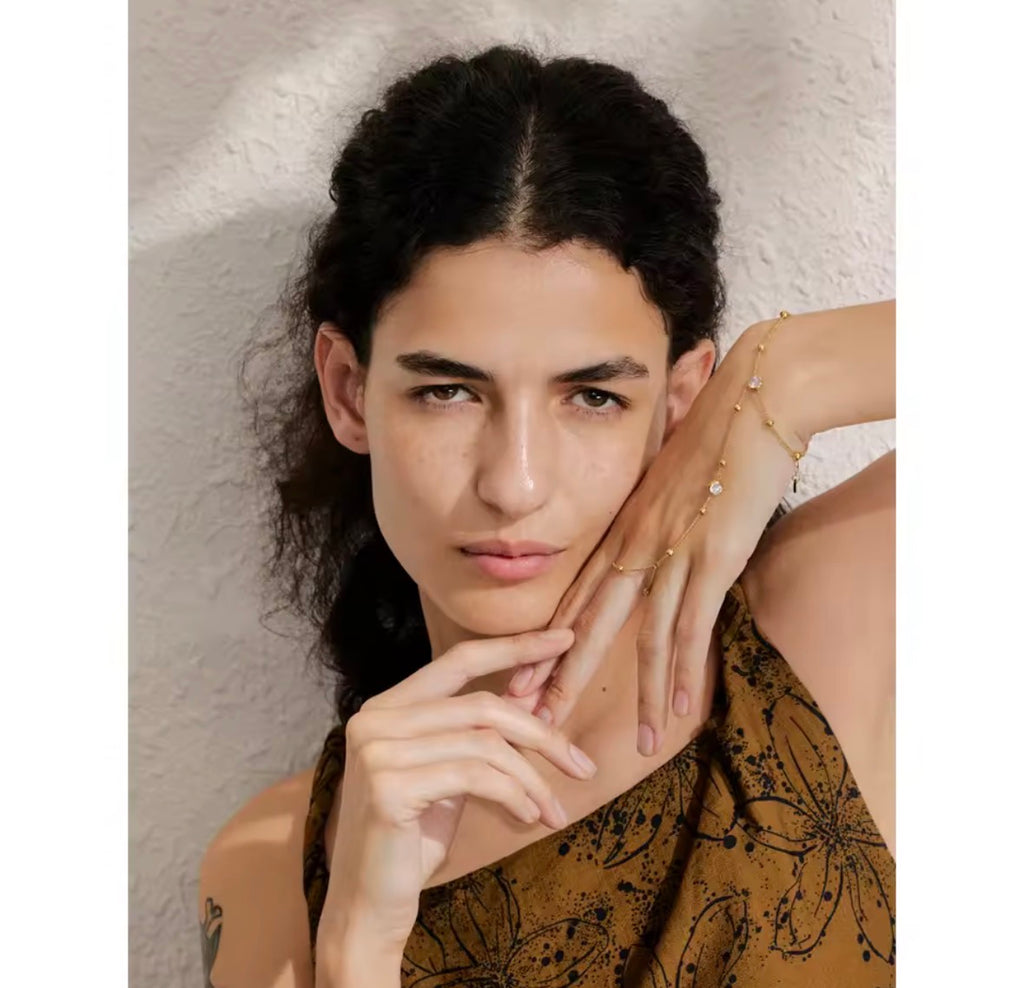 lysara-hand-chain-on-hand