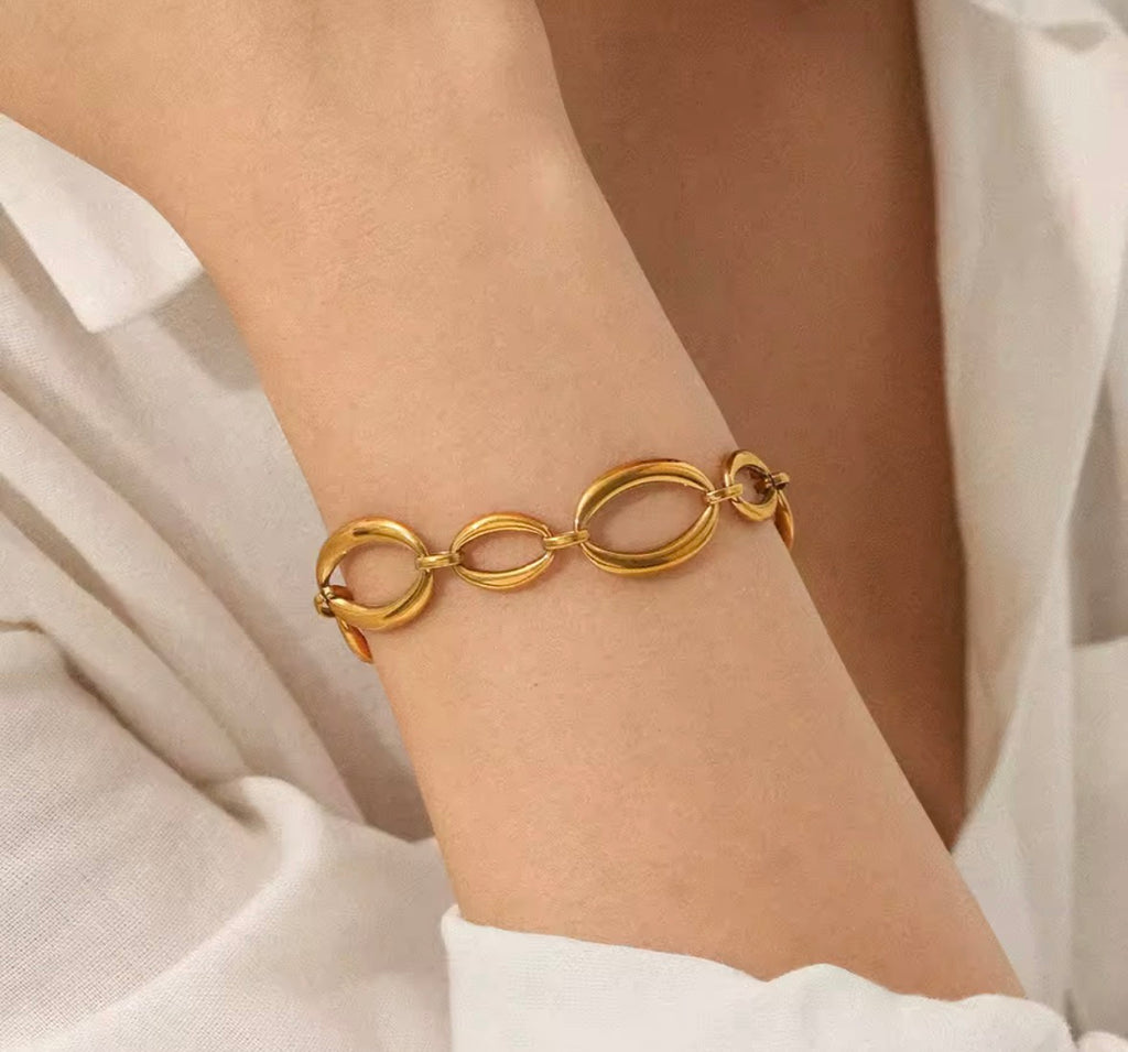 Woman wearing The Sorevia gold link bracelet on her wrist